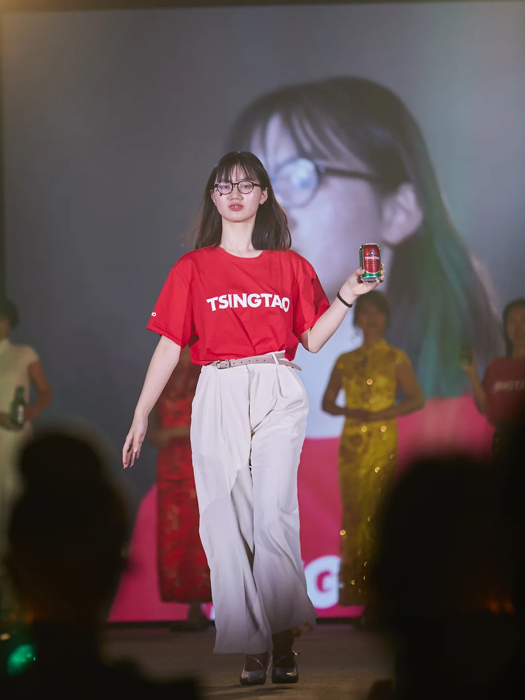 ランウェイを歩く出演モデル