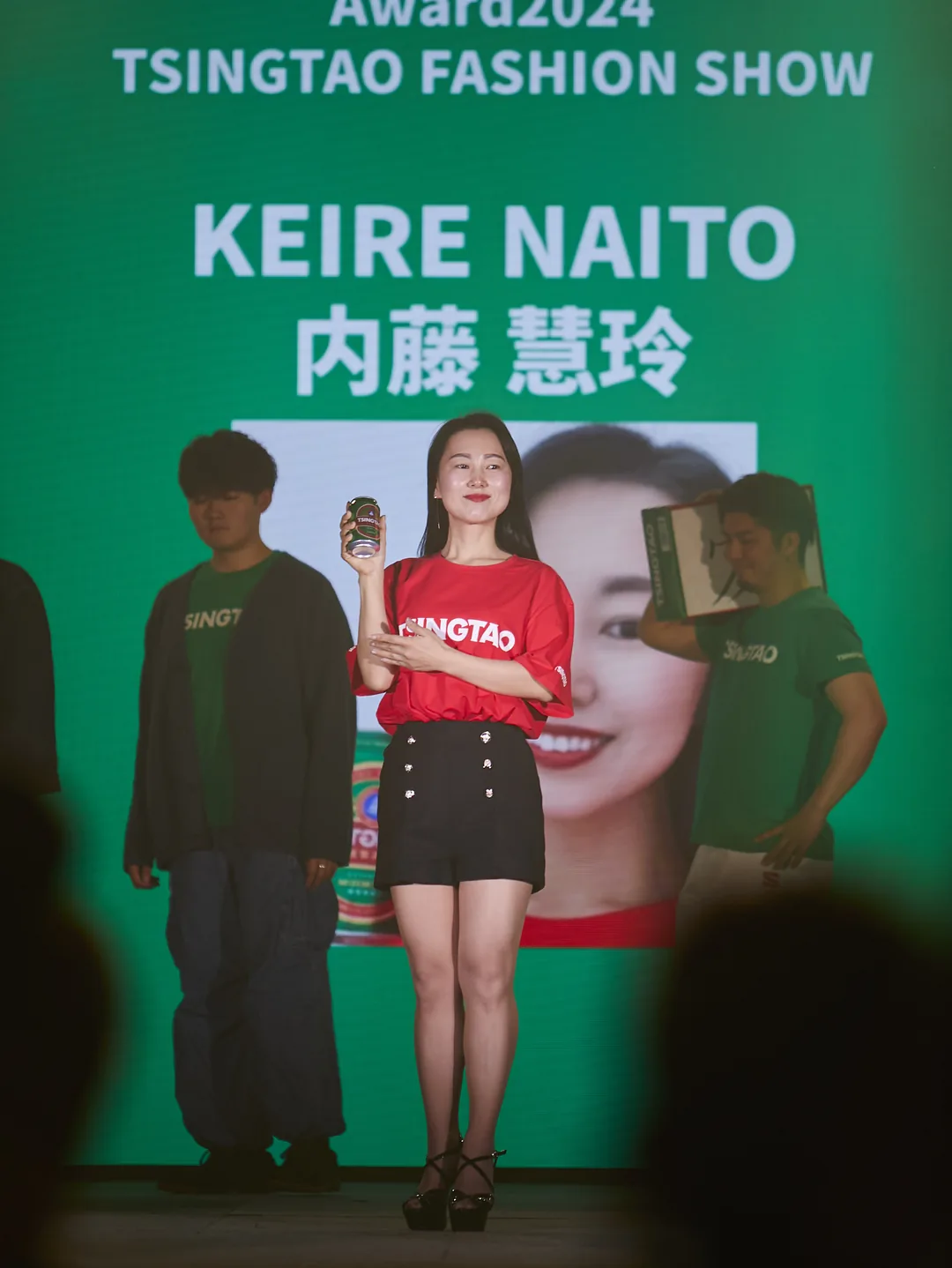 ランウェイを歩く出演モデル