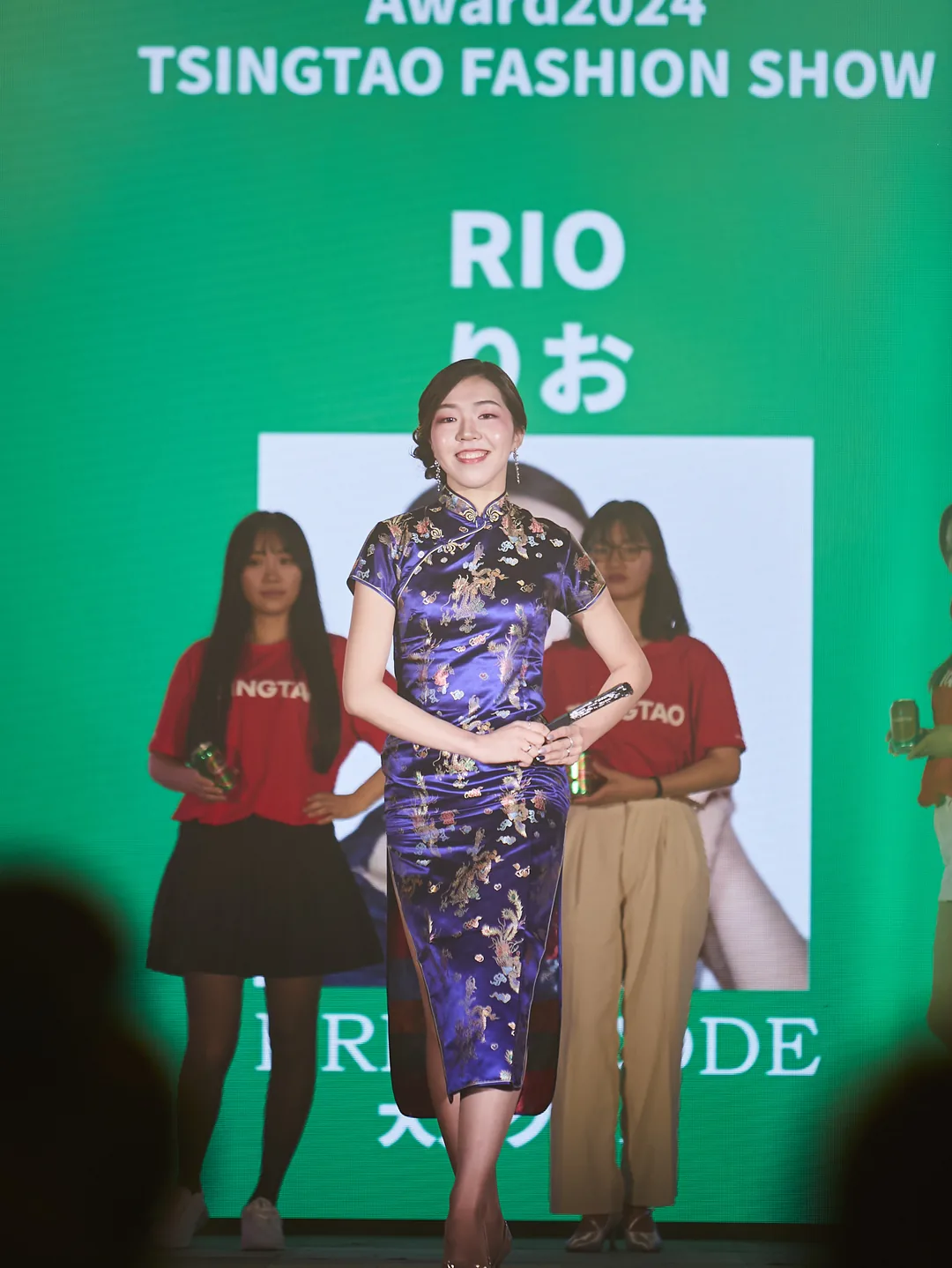 ランウェイを歩く出演モデル